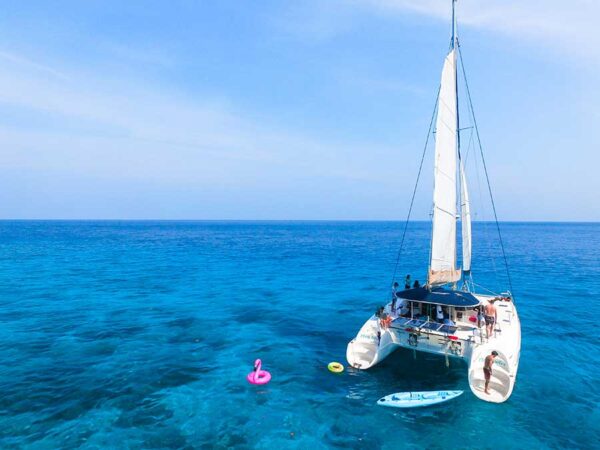 private-charters-sailing-catamaran-coral-island