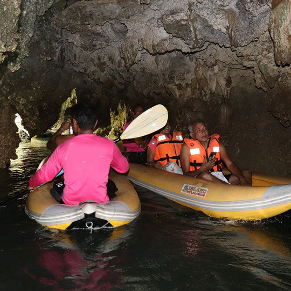 tour-canoeing-cave-phang-nga-bay
