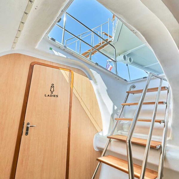 bathroom-on-lobster-yacht-catamaran-boat