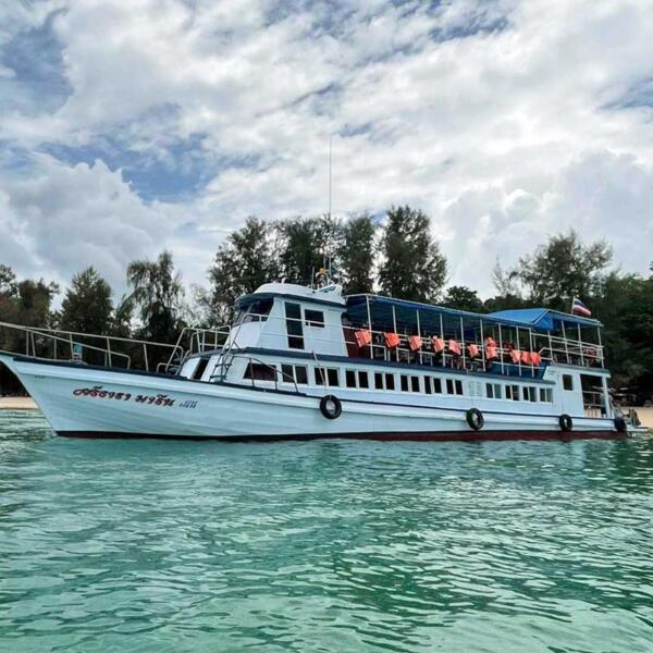 Big-Boat-tour-Phang-Nga-Bay-Canoe-James-Bond-Island